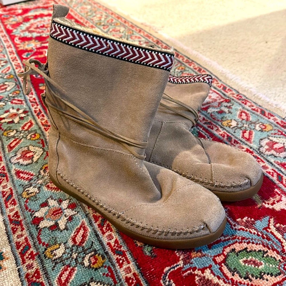 Tan Suede Toms Sherpa lined Moccasin Boots
